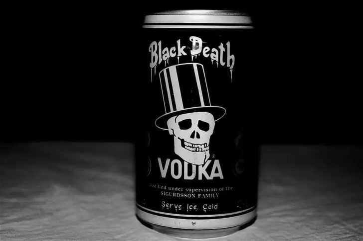 Black death перевод. Black Death водка 90-е. Водка Black Death 0.33. Водка Black Death в банке. Водка 90х блек Джек.